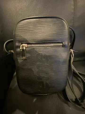 블랙 엠보싱 가공 숄더백