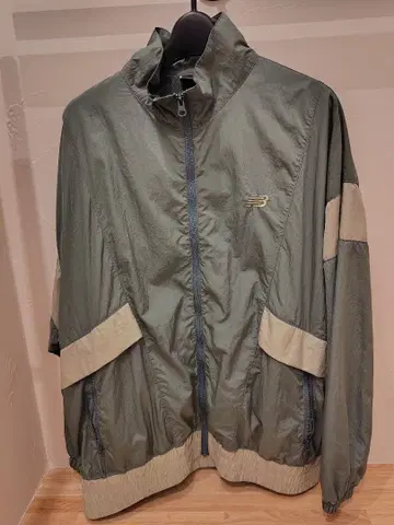 New Balance 나일론 자켓 올리브 그린