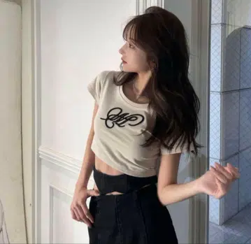 melt the ledy 베이지 크롭 T셔츠 로고