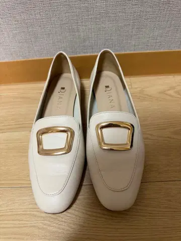 DIANA 화이트 가죽 버클 플랫슈즈