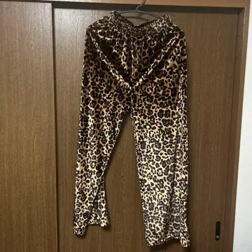 쥬에티 레오파드 무늬 광택 팬츠