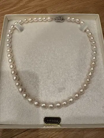 진주 목걸이 클래식 스타일