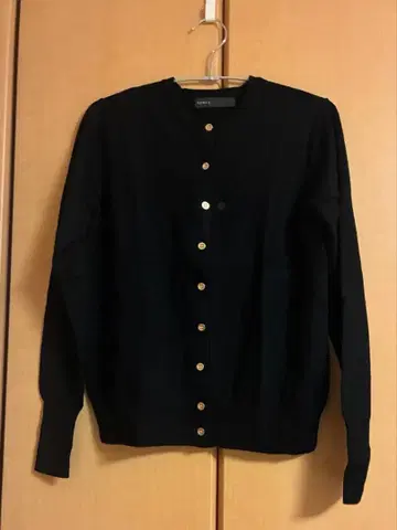 Noble 크루넥 가디건 블랙