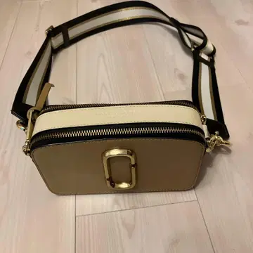 베이지 숄더백 지퍼 포함