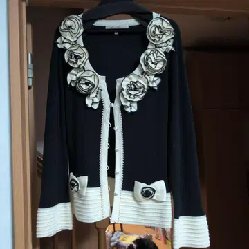 꽃 장식 블랙 니트 가디건 40. 슈퍼 뷰티입니다