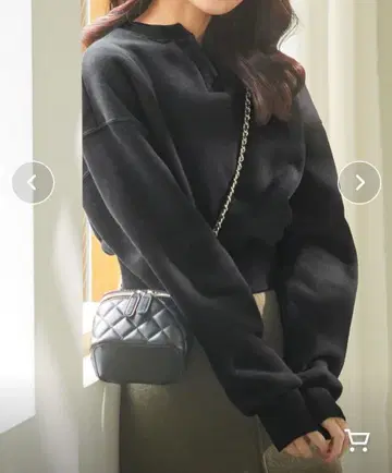 블랙 크루넥 맨투맨 kobelettuce