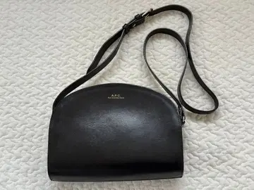 A.P.C. 블랙 가죽 숄더백 하프문