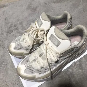 더 노스페이스 베이지 스니커즈