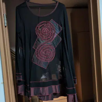 꽃 자수가 달린 긴팔 튜닉 블랙과 와인 레드. 에이코 콘도의 튤입니다.