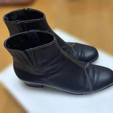 블랙 가죽 숏부츠 지퍼 포함