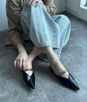 [ DOUDOU ] GOLD 모티브 뮬 블랙 파르 옷장