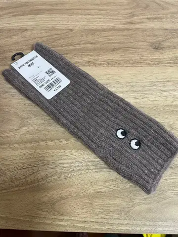 ANYA HINDMARCH 브라운 암커버