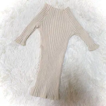 고베 레터스 리브 니트 튜닉 베이지 오프숄더 돌먼 슬리브 타이트