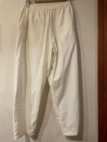 화이트 이지 팬츠 백 포켓 부착