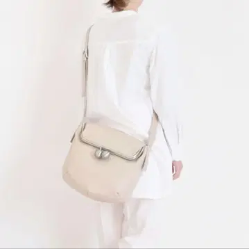 새상품 kawa-kawa [ kuchigane ] 사선 숄더백 L 사이즈