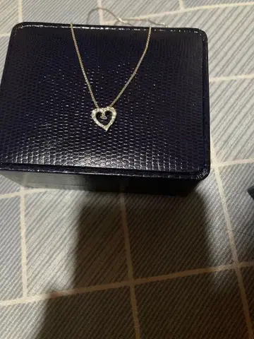 하트 모양 펜던트 목걸이 [ 하트 가운데, 다이아몬드 ]