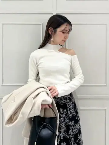 snidel 오프숄더 화이트 니트 긴팔