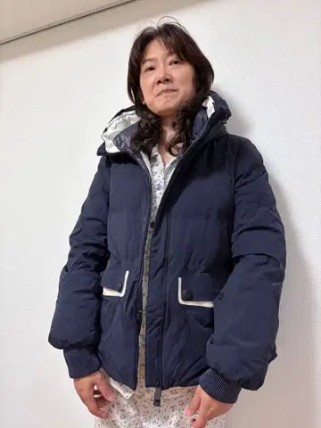 후드 부착 다운 자켓 네이비 x 화이트 파이핑 디자인 L 사이즈