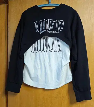 MINOR 크롭 긴팔 T셔츠 블랙/화이트