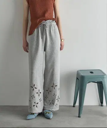 플라워 아이렛 헴 맨투맨 이지 팬츠 THEYOn