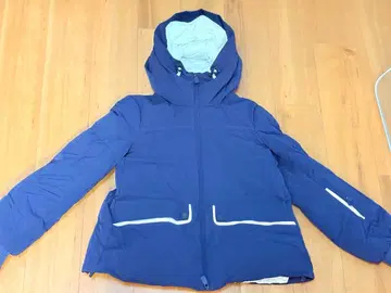 후드 부착 다운 자켓 네이비 x 화이트 파이핑 디자인