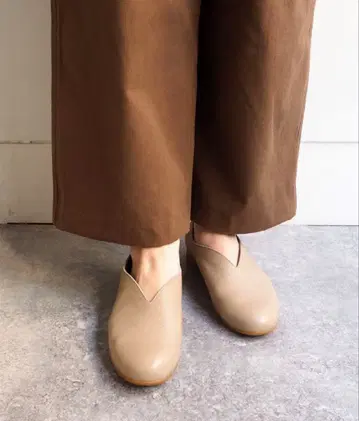 키다리 아저씨 소프트 레더 슬립온 그레이쉬 베이지