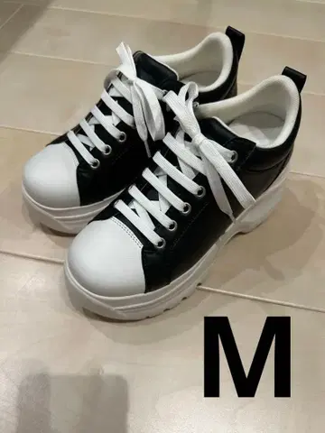 스즈키 아미 플래 스니커즈 화이트 블랙