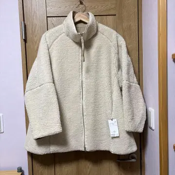 새상품 차오패닉 티피 2way 크림색 무스탕 코트 더블 지퍼