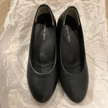 레이디 워커 블랙 펌프스 중간 힐