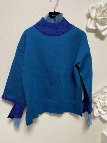 블루 리드 튤 부착 파랑 스웨터