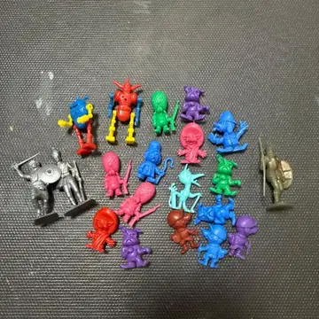 컬러풀한 캐릭터와 병사 피규어 세트