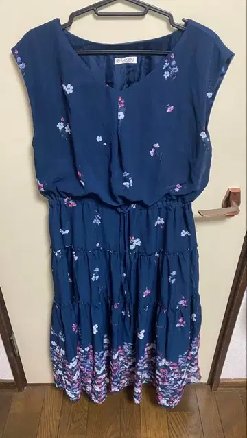네이비 플라워 프린트 티어드 드레스