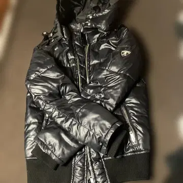 후드 부착 블랙 다운 자켓 처비갱