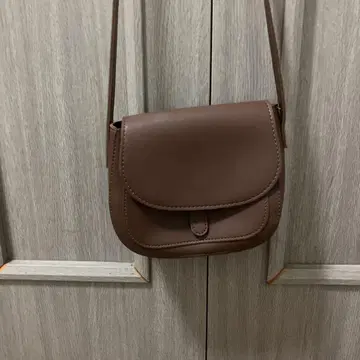 브라운 숄더백