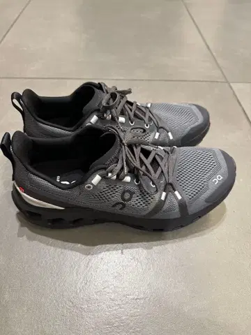 On Cloudsurfer Trail 러닝화 그레이