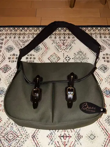 브래디 Brady 숄더백 카키