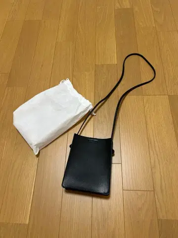 BEAUTY&YOUTH 블랙 가죽 사코슈