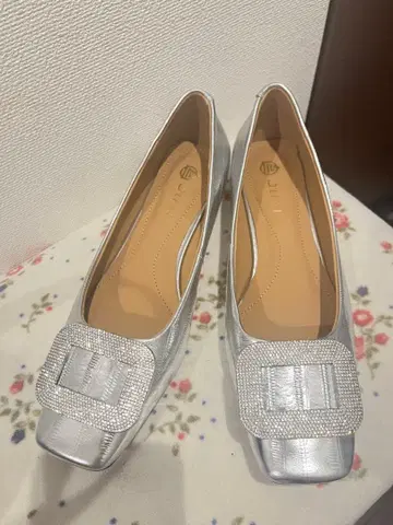 실버 비쥬 장식 플랫슈즈