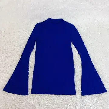 [ 컨디션 최상 ] UN3D. 로얄 블루 플레어 소매 하이넥 니트