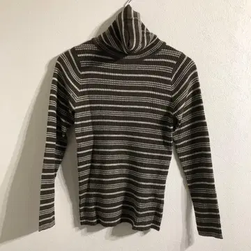 보더 무늬 터틀넥 니트 상의