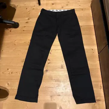 Dickies 블랙 치노 팬츠 스터드 장식