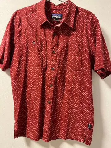 patagonia 반팔 셔츠 빨간색 도트 무늬
