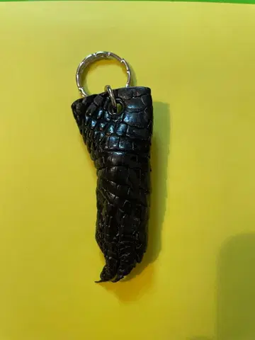 블랙 가죽 손톱 달린 손 모양 키링. 악어 손 키링