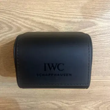IWC 블랙 시계 케이스