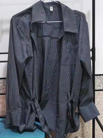 스트라이프 긴팔 셔츠 네이비와 화이트