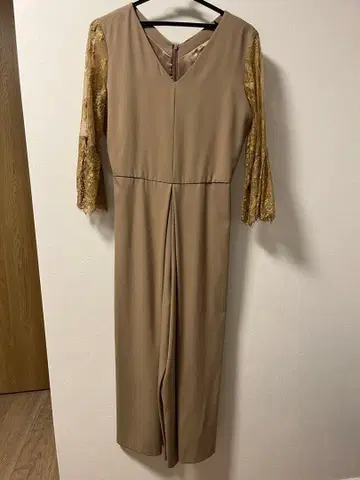 베이지 레이스 소매 V넥 점프수트