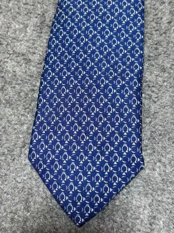 페라가모 네이비 패턴 넥타이