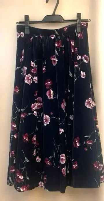 리랜드트루 벨로아 플라워 스커트 네이비 2 검 스나이델, 질스튜어트