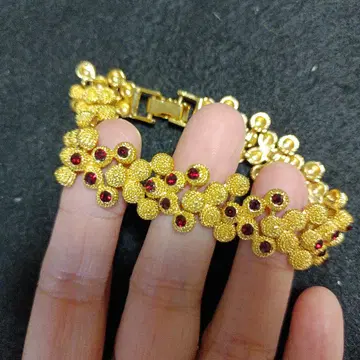 빨간색 스톤이 달린 팔찌