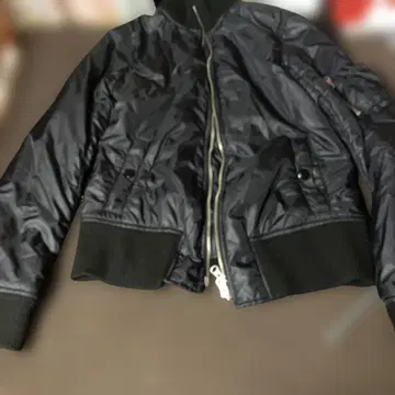 블랙 숏 기장 다운 자켓 챠비갱